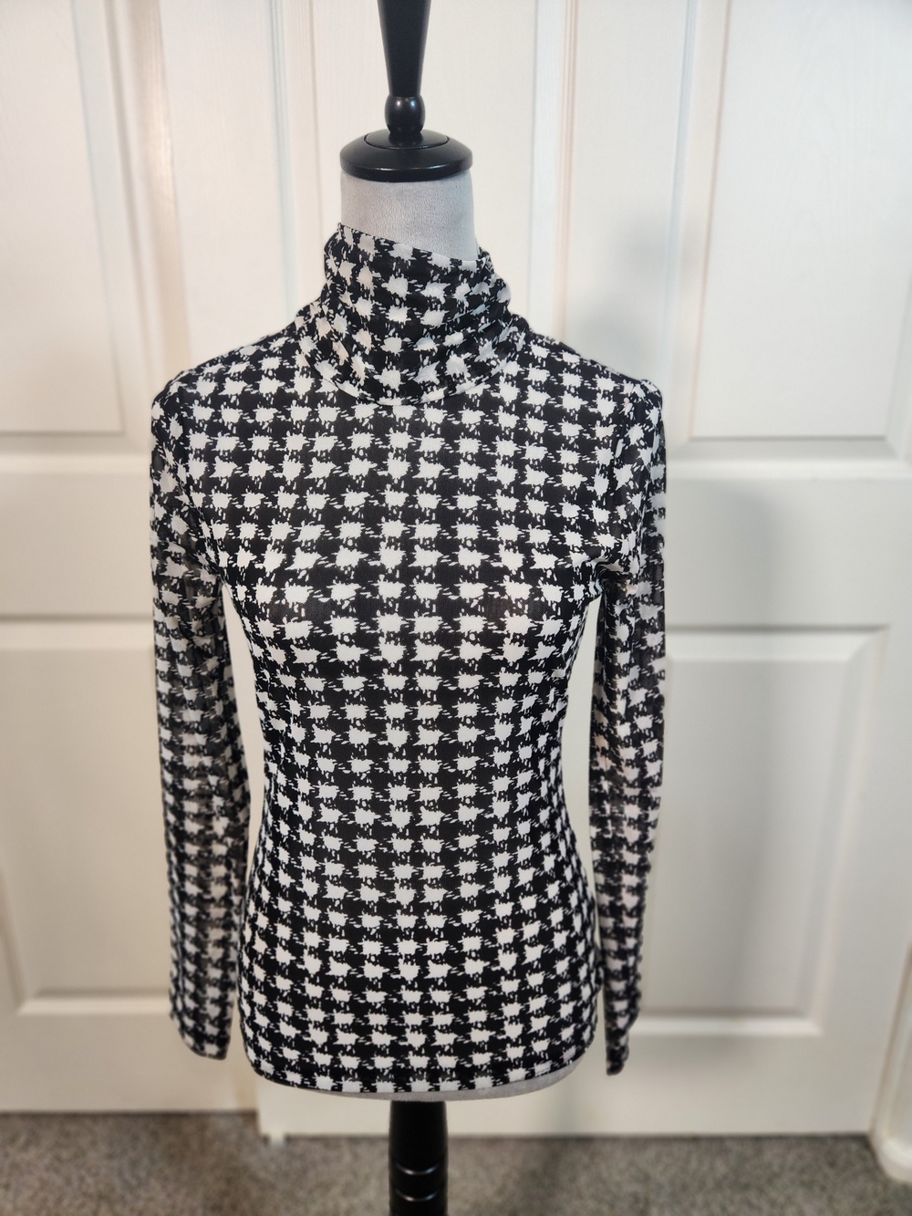 White House Black Market Black & White Houndstooth Turtleneck